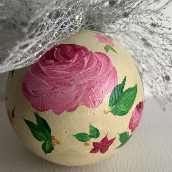 Μπάλα ζωγραφισμένη στο χέρι ροζ λουλούδια - ασημί κορδέλα - ζωγραφισμένα στο χέρι, πλαστικό, στολίδια, μπάλες - 5