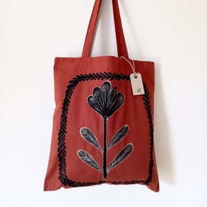 Winter Flower | Υφασμάτινη τσάντα ζωγραφισμένη στο χέρι - ύφασμα, ώμου, all day, tote, πάνινες τσάντες