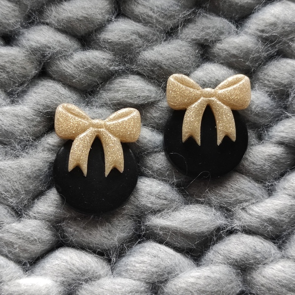 Καρφωτά σκουλαρίκια στολίδια μαύρες μπάλες με χρυσό γκλίτερ φιόγκο - πηλός, στολίδι, καρφωτά, χριστούγεννα