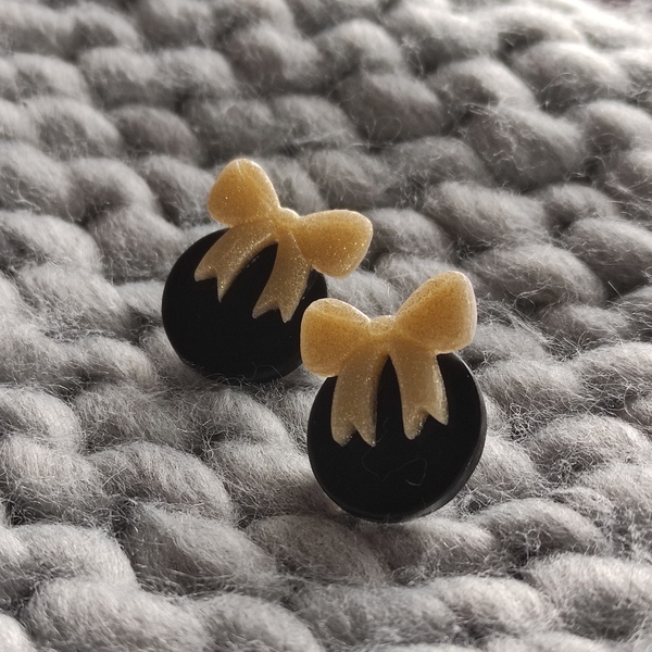 Καρφωτά σκουλαρίκια στολίδια μαύρες μπάλες με χρυσό γκλίτερ φιόγκο - πηλός, στολίδι, καρφωτά, χριστούγεννα - 2