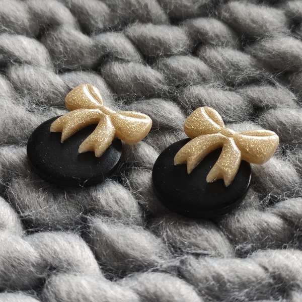Καρφωτά σκουλαρίκια στολίδια μαύρες μπάλες με χρυσό γκλίτερ φιόγκο - πηλός, στολίδι, καρφωτά, χριστούγεννα - 3