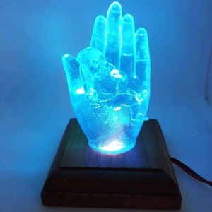 Χειροποίητο φωτιστικό χέρι με μωρό από υγρό γυαλί light blue 11,5 * 6 εκ. - πορτατίφ, εποξική ρητίνη, αναμνηστικά δώρα - 4