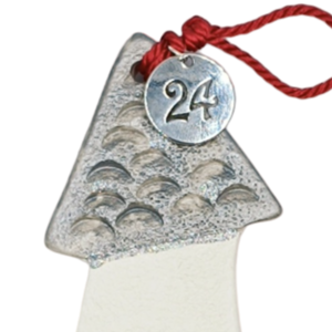 Γούρι 2024 - Κεραμικό επιτραπέζιο γούρι σπιτάκι με ματάκι (ασημί με μπορντό φούντα 12εκ.) - σπίτι, πηλός, μέταλλο, χριστουγεννιάτικα δώρα, γούρια - 2