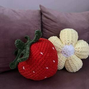 Μικρό διακοσμητικό μαξιλάρι σε σχήμα φράουλας - μαξιλάρια