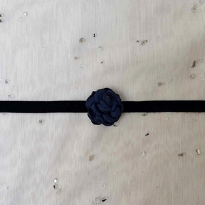 Μαύρο τσόκερ με μπλε σκούρο λουλούδι - ύφασμα, τριαντάφυλλο, λουλούδι, boho, αγ. βαλεντίνου - 3
