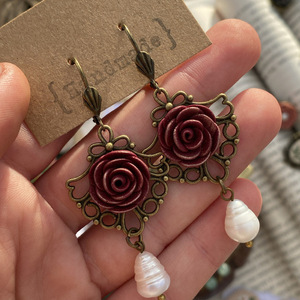 Royal Elegance | Μπορντώ τριαντάφυλλα vintage σκουλαρίκια με μαργαριτάρια (5εκ.) - vintage, πηλός, λουλούδι, μπρούντζος, κρεμαστά
