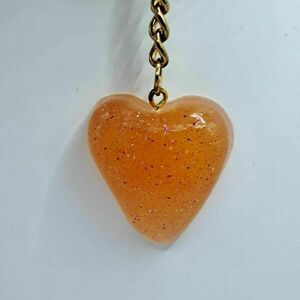 Χειροποίητη καρδιά μπρελόκ σε εκπληκτικό πορτοκαλί χρώμα με χρυσόσκονη από υγρό γυαλί 3,50cm x 3cm - καρδιά, ρητίνη, ζευγάρια - 2