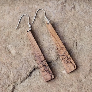 Κρεμαστά σκουλαρίκια από ξύλο καρυδιάς Tail Cracks - ξύλο, μακριά, γάντζος, φθηνά - 2