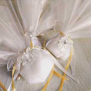100 τεμάχια χειροποιητες μπομπονιέρες με τούλια και διάφανο λευκό λουλούδι πλεξιγκλάς - γάμου - 5