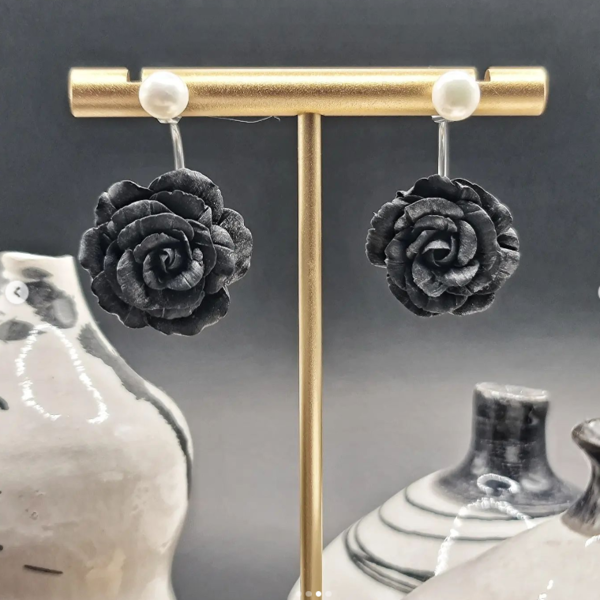 Σκουλαρίκι jacket με χειροποίητο μαύρο τριαντάφυλλο και φυσικό μαργαριτάρι | ατσάλι πολυμερικός πηλός λουλούδια floral ανοιξιάτικο μοναδικό μαύρο λευκό επιχρυσωμένο - λουλούδι, ατσάλι, boho, πέρλες, πολυμερικό πηλό