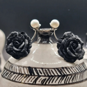 Σκουλαρίκι jacket με χειροποίητο μαύρο τριαντάφυλλο και φυσικό μαργαριτάρι | ατσάλι πολυμερικός πηλός λουλούδια floral ανοιξιάτικο μοναδικό μαύρο λευκό επιχρυσωμένο - λουλούδι, ατσάλι, boho, πέρλες, πολυμερικό πηλό - 2