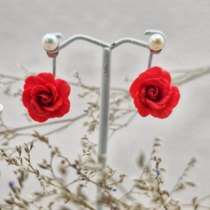 Σκουλαρίκι jacket με χειροποίητο κόκκινο τριαντάφυλλο και φυσικό μαργαριτάρι | ατσάλι πολυμερικός πηλός λουλούδια floral ανοιξιάτικο μοναδικό λευκό κόκκινο ροζ - λουλούδι, ατσάλι, boho, πέρλες, πολυμερικό πηλό - 4