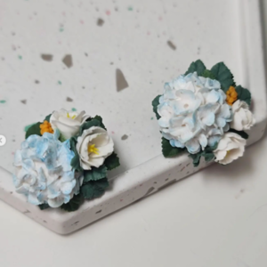 Χειροποίητο καρφωτό σκουλαρίκι με λυσίανθους και ορτανσίες | ασήμι 925 πολυμερικός πηλός λουλούδια floral ανοιξιάτικο μοναδικό λευκό πράσινο γαλάζιο - ασήμι 925, λουλούδι, καρφωτά, boho, πολυμερικό πηλό - 3