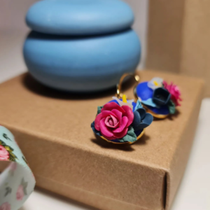 Χειροποίητα κρεμαστά στρογγυλά σκουλαρίκια απο πολυμερικό πηλό με μπουκέτο λουλουδιών | μπλέ και ρόζ χρώματα ατσάλι ανοιξιάτικο μοναδικό επιχρυσωμένο γαλάζιο ροζ μπλε λευκό - λουλούδι, μικρά, ατσάλι, boho, πολυμερικό πηλό - 3