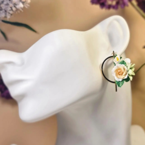 Χειροποίητο καρφωτό στρογγυλό σκουλαρίκι με λουλούδια σε λευκές αποχρώσεις | ατσάλι πολυμερικός πηλός λουλούδια floral ανοιξιάτικο μοναδικό επιχρυσωμένο λευκό πράσινο ροζ κίτρινο - λουλούδι, καρφωτά, ατσάλι, boho, νυφικά - 4
