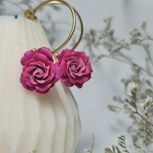 Χειροποίητα σκουλαρίκια με κρεμαστά τριαντάφυλλα σε ανοιχτούς ατσάλινους κρίκους | Κρίκοι Κρεματά λουλούδια ατσάλι πολιμερικό πηλό floral ανοιξιάτικο μοναδικό επιχρυσωμένο ροζ κόοκινο πράσινο λευκό - επιχρυσωμένα, λουλούδι, ατσάλι, boho, πολυμερικό πηλό
