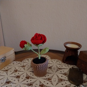 Πλεκτό γλαστράκι με 2 κόκκινα τριαντάφυλλα 14cm - νήμα, τριαντάφυλλο, γλάστρα, διακοσμητικά - 4