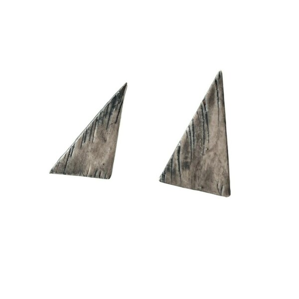 Maltha Half Lined Grey & Black Triangles Χειροποίητα Καρφωτά Σκουλαρίκια Πολυμερικού Πηλού Γκρι & Μαύρο - πηλός, ατσάλι, μεγάλα