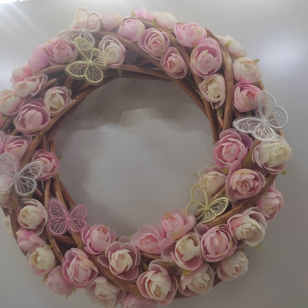 Στεφάνι μπαμπού 30εκΧ 30εκ με υφασμάτινα ρόζ -άσπρα τριαντάφυλλα και άσπρες- ρόζ πεταλούδες - στεφάνια - 3