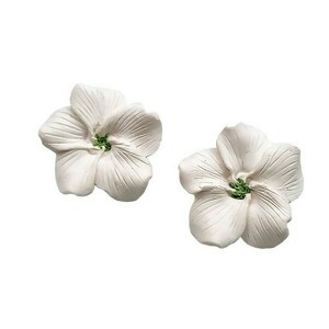 Λευκά καρφωτά σκουλαρίκια σε σχήμα λουλουδιών από πολυμερικό πηλό - Διάσταση 4εκ. x 4εκ περίπου - πηλός, λουλούδι, ατσάλι