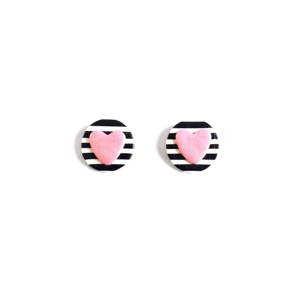 Ασπρόμαυρα κουμπωτά σκουλαρίκια με ροζ καρδιά - καρδιά, πηλός, ατσάλι