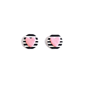 Ασπρόμαυρα κουμπωτά σκουλαρίκια με ροζ καρδιά - καρδιά, πηλός, ατσάλι