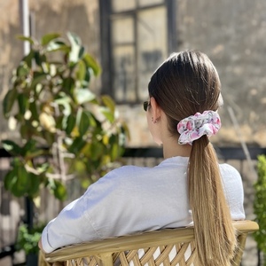 Flower portrait scrunchie - ύφασμα, φλοράλ, για τα μαλλιά, λαστιχάκια μαλλιών - 2