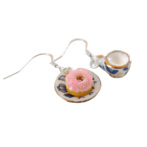 Σκουλαρίκια πορσελάνινο σετ φλυτζάνι καφέ και πιάτο με donut με ροζ sprinkles και λευκή σοκολάτα / μεσαία / μεταλλικά / Twice Treasured - πηλός, κρεμαστά, γλυκά, γάντζος