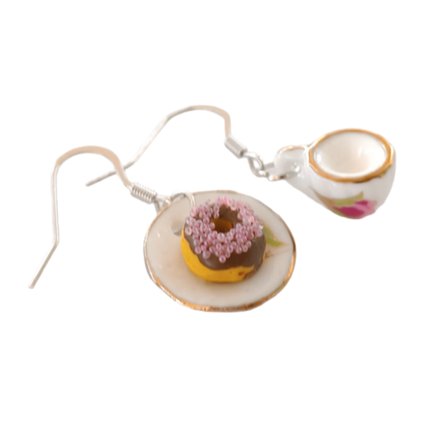 Σκουλαρίκια πορσελάνινο σετ φλυτζάνι καφέ και πιάτο με donut με ροζ sprinkles και σοκολάτα / μεσαία / μεταλλικά / Twice Treasured - πηλός, κρεμαστά, γλυκά, γάντζος