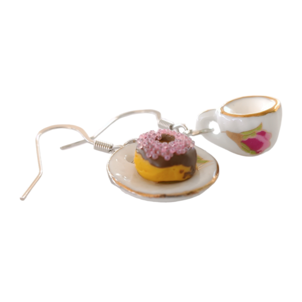 Σκουλαρίκια πορσελάνινο σετ φλυτζάνι καφέ και πιάτο με donut με ροζ sprinkles και σοκολάτα / μεσαία / μεταλλικά / Twice Treasured - πηλός, κρεμαστά, γλυκά, γάντζος - 2