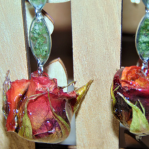 Σκουλαρίκια αληθινά κόκκινα τριαντάφυλλα σε υγρό γυαλί με ατσαλινο καρφάκι - γυαλί, πρωτότυπο, λουλούδι, καρφάκι - 2