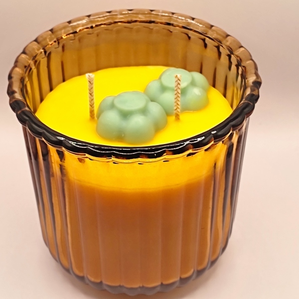 Χειροποίητο αρωματικό κερί 300γρμ κίτρινο με άρωμα ανανά μάνγκο σε γυάλινο ποτήρι ριγέ 10χ10 εκ. με μαργαρίτες - αρωματικά κεριά