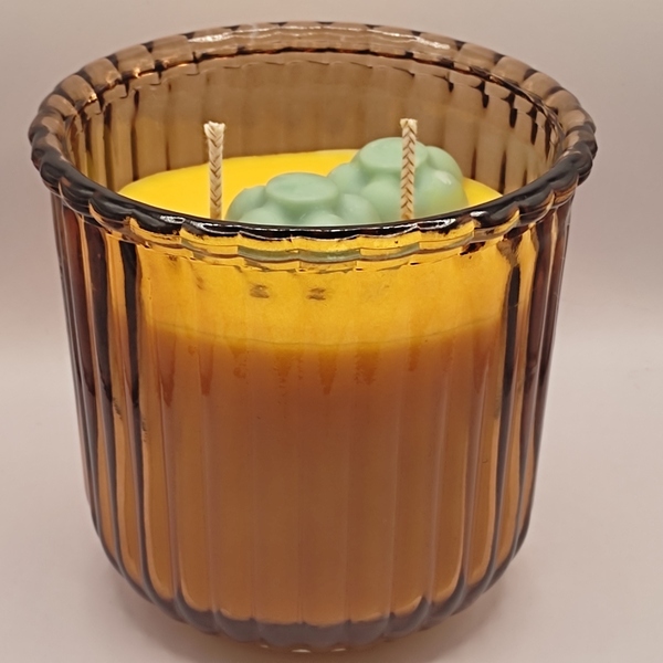 Χειροποίητο αρωματικό κερί 300γρμ κίτρινο με άρωμα ανανά μάνγκο σε γυάλινο ποτήρι ριγέ 10χ10 εκ. με μαργαρίτες - αρωματικά κεριά - 2