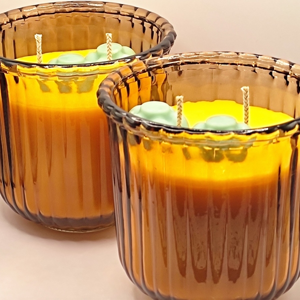 Χειροποίητο αρωματικό κερί 300γρμ κίτρινο με άρωμα ανανά μάνγκο σε γυάλινο ποτήρι ριγέ 10χ10 εκ. με μαργαρίτες - αρωματικά κεριά - 4