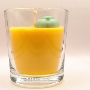 Χειροποίητο κερί κίτρινο με άρωμα μάγκο-ανανά σε γυάλινο ποτήρι 8εκ Χ8εκ με πράσινη κέρινη μαργαρίτα - αρωματικά κεριά - 3