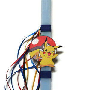 Χειροποίητη αρωματική γαλαζια λαμπάδα με ξύλινη φιγούρα Πικατσου (Pikachu) pokemon, 30 εκατοστά - αγόρι, λαμπάδες, για παιδιά, ήρωες κινουμένων σχεδίων, για μωρά