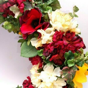 Ξύλινο στεφάνι με κόκκινα και ιβουάρ λουλούδια 55x18x55 - στεφάνια, λουλούδια - 3