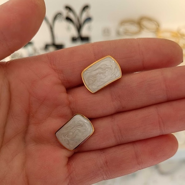 Ατσάλινα καρφωτά σκουλαρίκια με λευκό σμάλτο - επιχρυσωμένα, σμάλτος, μικρά, ατσάλι, φθηνά - 2