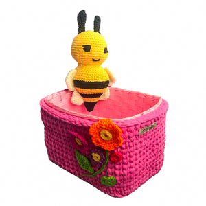 Ροζ πλεκτό καλάθι «πλέκτη μελισσούλα». Διαστάσεις : Καλάθι: 19*15 εκ. - Μελισσούλα: 20*11 εκ. - κορίτσι, για παιδιά, ζωάκια