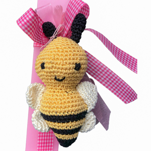Ροζ λαμπάδα με πλέκτη μελισσούλα. - Διαστάσεις λαμπάδας: 25*4,5*1,7 εκ. - κορίτσι, λαμπάδες, για παιδιά, ζωάκια, παιχνιδολαμπάδες - 4