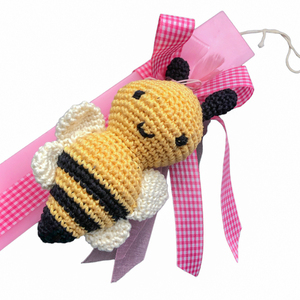 Ροζ λαμπάδα με πλέκτη μελισσούλα. - Διαστάσεις λαμπάδας: 25*4,5*1,7 εκ. - κορίτσι, λαμπάδες, για παιδιά, ζωάκια, παιχνιδολαμπάδες - 5