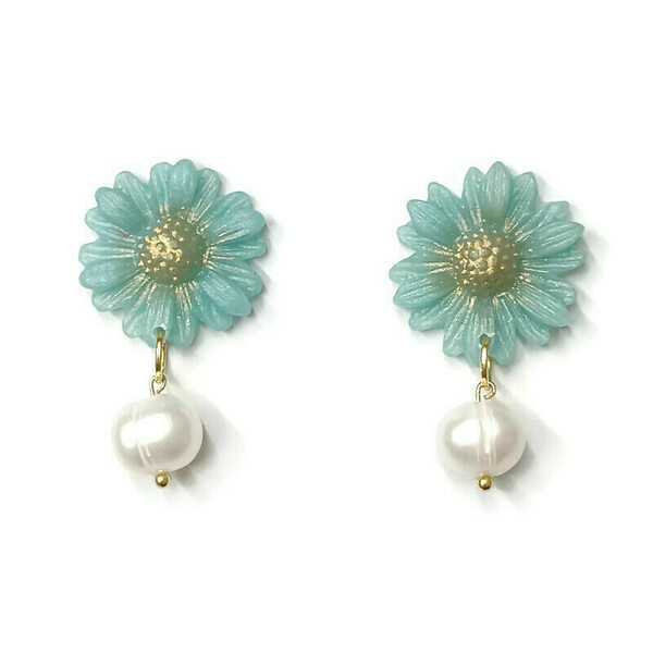 Flowers and pearls - Σκουλαρίκια μαργαρίτες από γαλάζιο πηλό και μαργαριτάρια - μαργαριτάρι, επιχρυσωμένα, πηλός, λουλούδι, ατσάλι