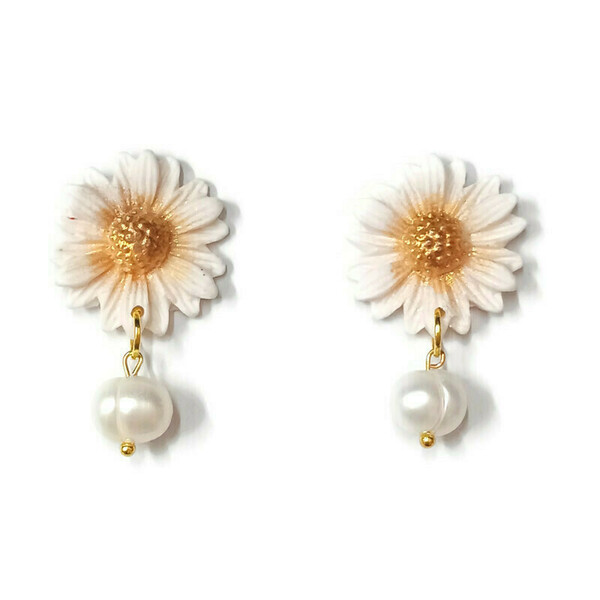 Flowers and pearls - Σκουλαρίκια μαργαρίτες από λευκό πηλό και μαργαριτάρια - μαργαριτάρι, επιχρυσωμένα, πηλός, λουλούδι, ατσάλι
