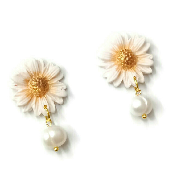 Flowers and pearls - Σκουλαρίκια μαργαρίτες από λευκό πηλό και μαργαριτάρια - μαργαριτάρι, επιχρυσωμένα, πηλός, λουλούδι, ατσάλι - 2