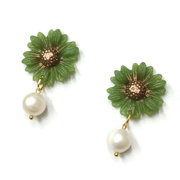 Flowers and pearls - Σκουλαρίκια μαργαρίτες από πράσινο πηλό και μαργαριτάρια - μαργαριτάρι, επιχρυσωμένα, πηλός, λουλούδι, ατσάλι - 2