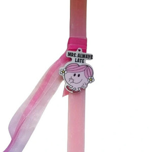 Λαμπάδα αρωματική ξυστη ροζ πλακέ 32 εκμε ξυλινο μαγνητακι "Mrs always late" - κορίτσι, λαμπάδες, για παιδιά, για ενήλικες, για εφήβους