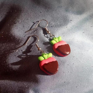 Κρεμαστά μικρά σκουλαρίκια από πολυμερικό πηλό σε σχήμα φράουλας βουτηγμένης σε σοκολάτα - χαλκός, πηλός, μικρά, γάντζος, φθηνά - 2