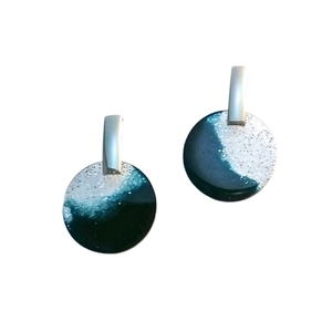 "Ombre" χειροποίητα στρογγυλά σκουλαρίκια από μπλε υγρό γυαλί&glitter. - γυαλί, γκλίτερ, ατσάλι, μεγάλα - 2