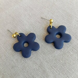 Σκουλαρικια καρφωτα απο πολυμερικο πηλο λουλουδι σε μπλε χρωμα. - πηλός, λουλούδι, ατσάλι, μεγάλα, φθηνά - 4