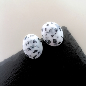 Λευκά - μαύρα animal print καρφωτά σκουλαρίκια. - γυαλί, μικρά, ατσάλι, φθηνά - 2